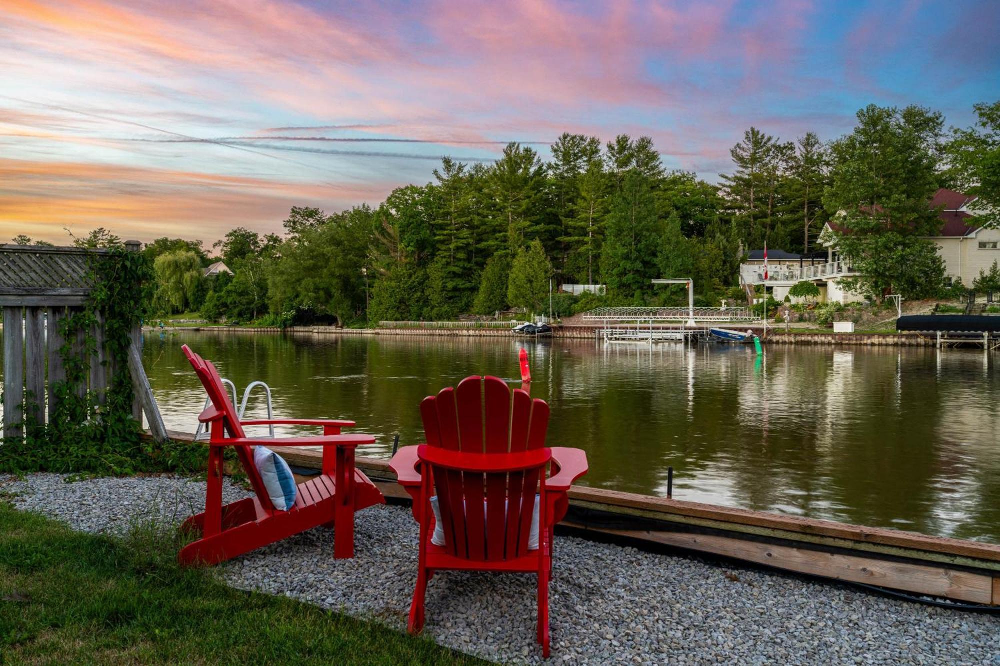 Charming Riverside Cottage, Walk To Beach Wasaga Beach Exterior foto